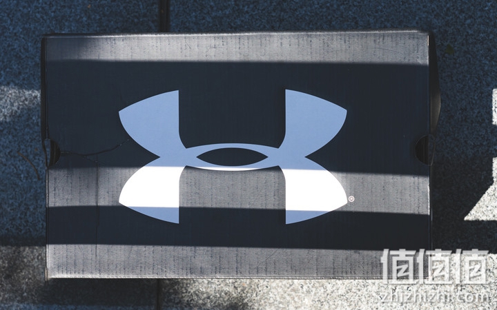UA Flow Velociti SE 开箱分享 舍弃外底橡胶的「中大底科技」！