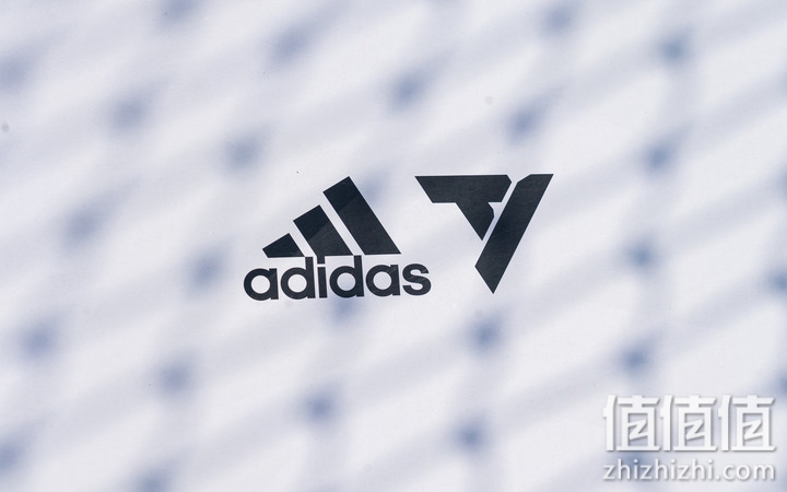 Adidas Trae Young 1 开箱分享：前卫造型、掀起新世代浪潮！