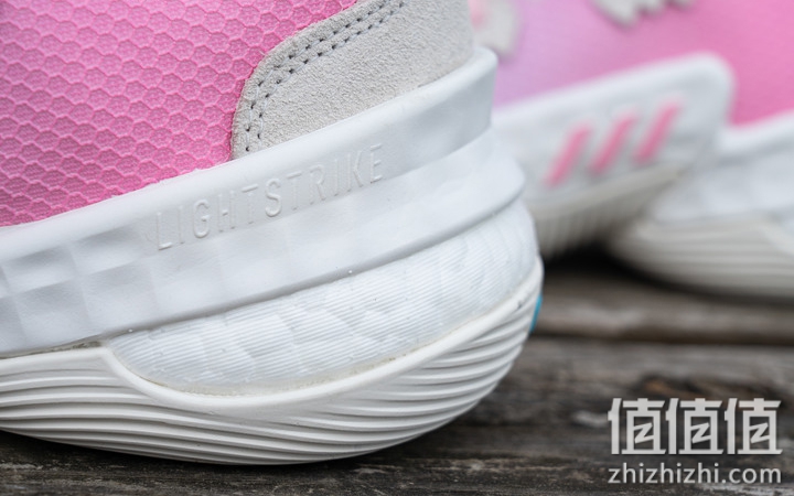 Adidas Trae Young 1 开箱分享：前卫造型、掀起新世代浪潮！