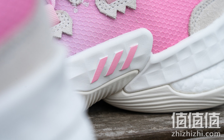Adidas Trae Young 1 开箱分享：前卫造型、掀起新世代浪潮！