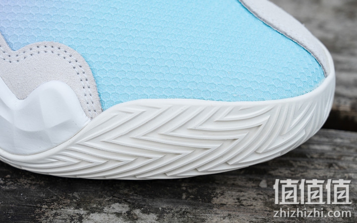 Adidas Trae Young 1 开箱分享：前卫造型、掀起新世代浪潮！