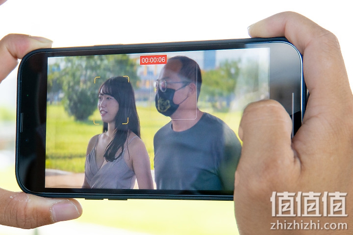 iPhone 13「电影级」测试：拍出来像电影吗？在它眼里人人都可以像明星