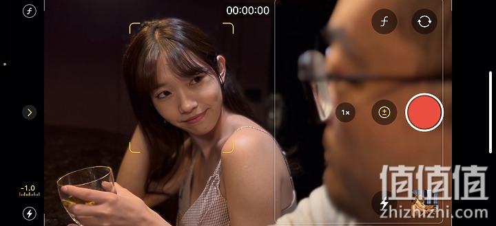 iPhone 13「电影级」测试：拍出来像电影吗？在它眼里人人都可以像明星
