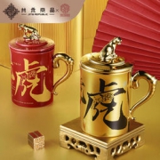 共禾京品&周大福联名 虎虎生威 国潮大容量带盖马克杯 350ml 两色