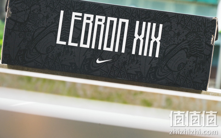 Nike LeBron 19 开箱分享：皇帝战靴的独特气质！