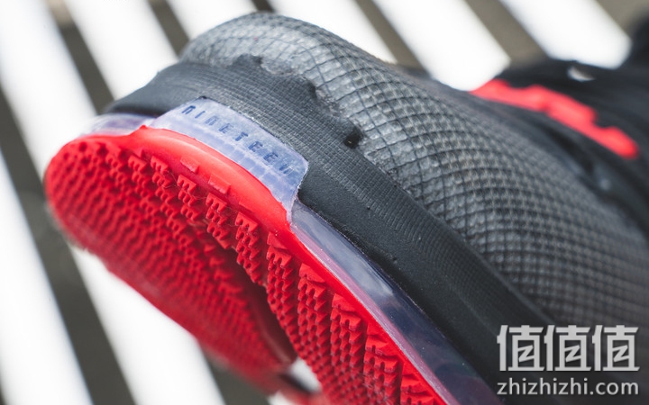 Nike LeBron 19 开箱分享：皇帝战靴的独特气质！