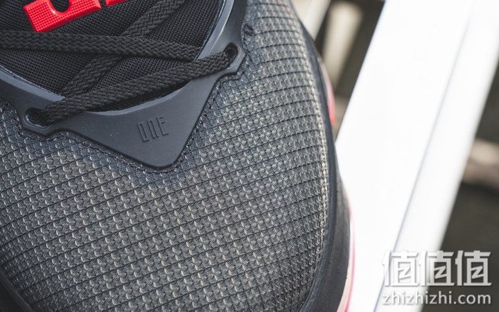 Nike LeBron 19 开箱分享：皇帝战靴的独特气质！