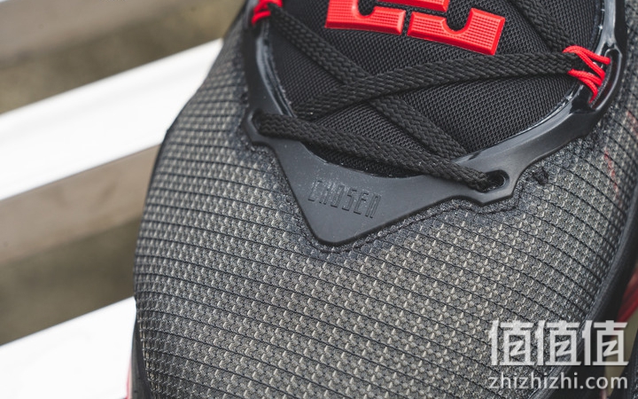 Nike LeBron 19 开箱分享：皇帝战靴的独特气质！