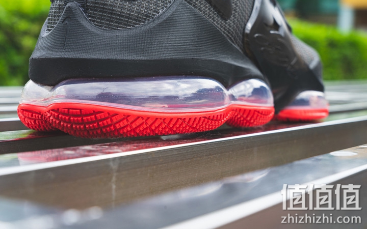 Nike LeBron 19 开箱分享：皇帝战靴的独特气质！