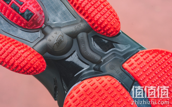 Nike LeBron 19 开箱分享：皇帝战靴的独特气质！