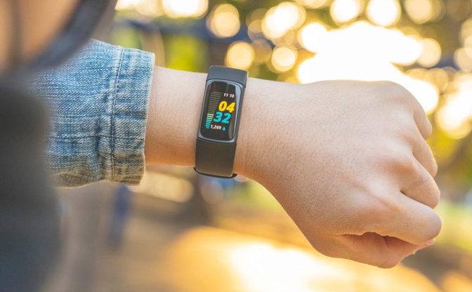 Fitbit Charge 5运动手环穿戴分享：AMOLED全彩屏幕的有感优化！
