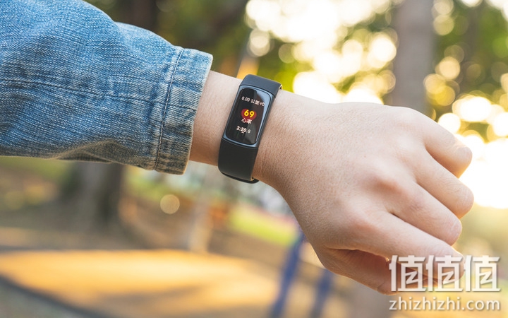 Fitbit Charge 5运动手环穿戴分享：AMOLED全彩屏幕的有感优化！