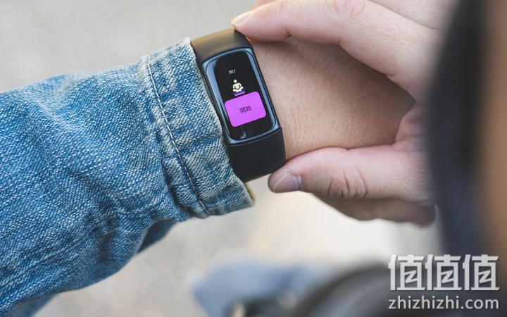 Fitbit Charge 5运动手环穿戴分享:AMOLED全彩屏幕的有感优化!