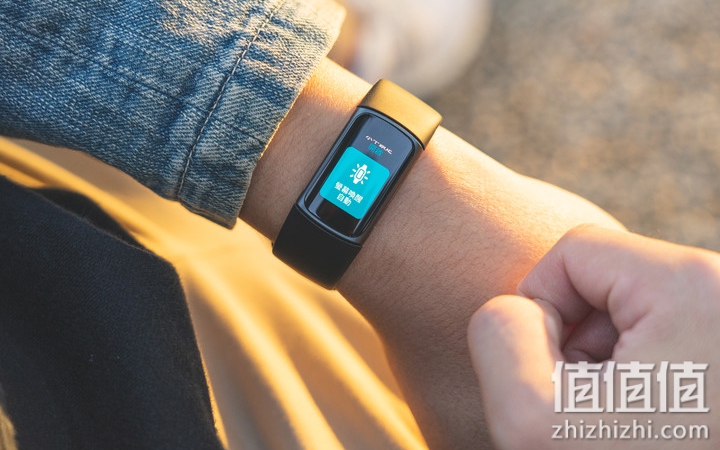Fitbit Charge 5运动手环穿戴分享:AMOLED全彩屏幕的有感优化!