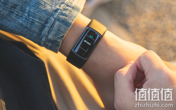 Fitbit Charge 5运动手环穿戴分享:AMOLED全彩屏幕的有感优化!