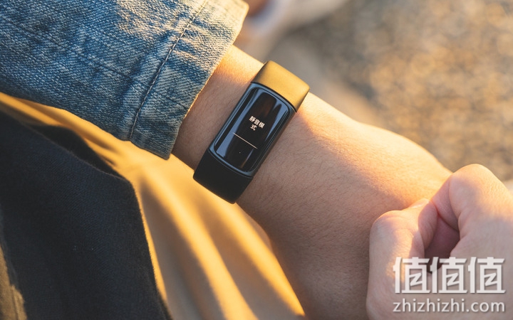Fitbit Charge 5运动手环穿戴分享:AMOLED全彩屏幕的有感优化!
