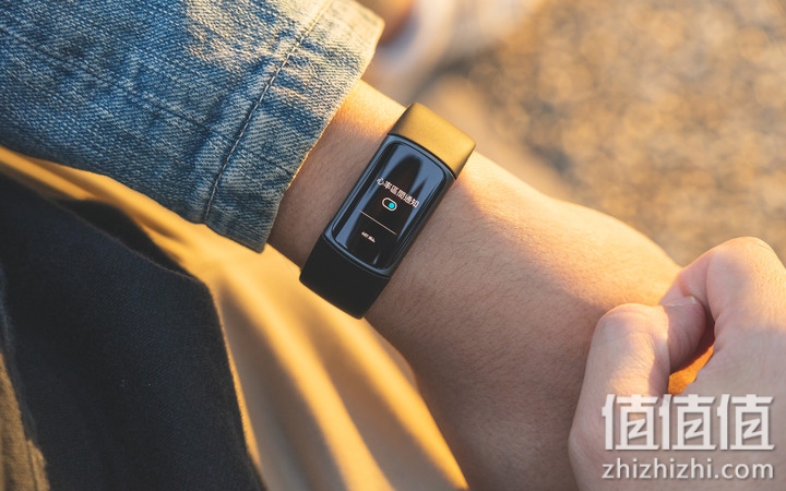 Fitbit Charge 5运动手环穿戴分享:AMOLED全彩屏幕的有感优化!