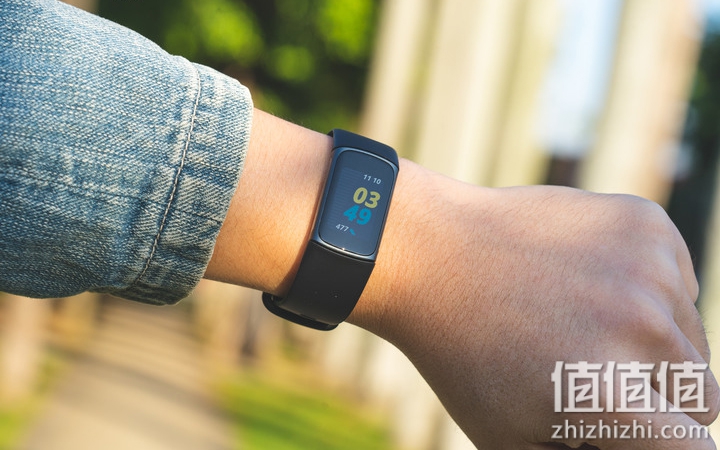 Fitbit Charge 5运动手环穿戴分享:AMOLED全彩屏幕的有感优化!