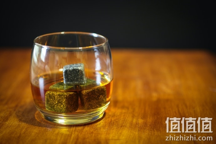 怎么选择速冻冰块？威士忌冷却冰粒挑选指南