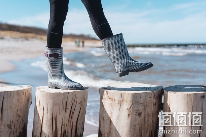 如何选择女用雨靴？女士雨靴选购指南