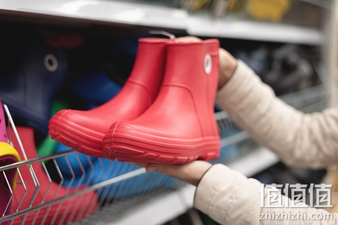 如何选择女用雨靴？女士雨靴选购指南