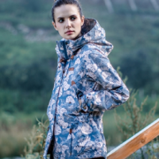 Discovery 女款 防水透湿 时尚单层冲锋衣