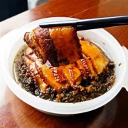 京东极速版，有券的上：余府王 巴巴旦梅菜扣肉 速食半成品菜 350g/碗