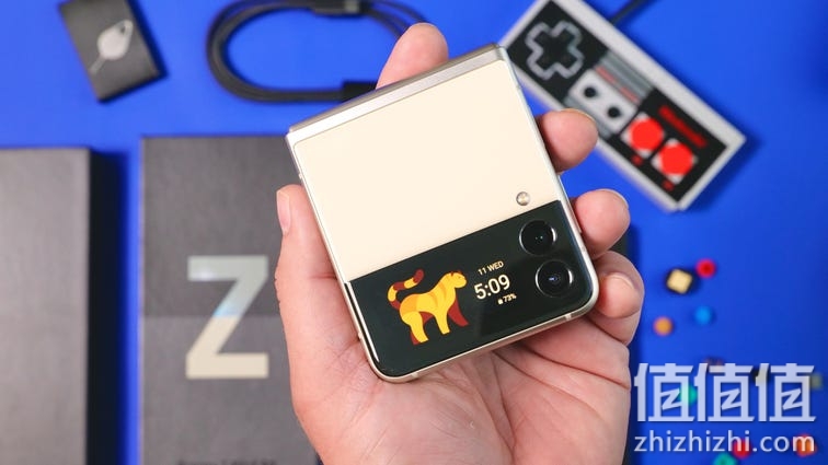 三星 SAMSUNG Galaxy Z Flip3 5G 折叠屏 双模5G手机 立式交互体验 IPX8防水 8GB+128GB米色 月光香槟