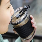 京东极速版：忆多彩 玻璃咖啡杯 350ml 玻璃杯子+黑盖+杯套 -隔热防滑