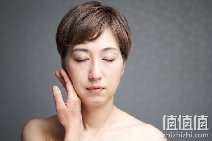 50岁的女性如何选择精华液？熟龄肌精华液选购指南