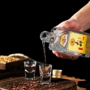 首届食品博览会金奖，500ml 玉蝉老酒 玉蝉大曲光瓶 52度浓香型白酒