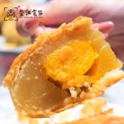 荣诚月饼 蛋黄白莲蓉×1 赠 小森饼屋紫薯月饼40g×7个