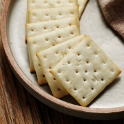 三牛 白苏打饼干早餐下午茶休闲食品办公室零食小吃年货小白箱礼盒1000g/箱