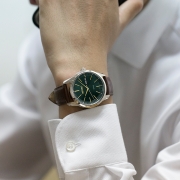 精工（SEIKO）手表 商务日韩表绿盘皮带100米防水人工蓝宝石表镜太阳电能男士腕表 SNE529P1 生日礼物