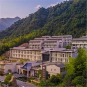 依山而建，藏在景区里！江西三清山开元名都度假村 开元大/双床房1晚套餐（含2大1小自助早餐+50元餐饮消费劵）