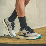 【免定金】Saucony索康尼男女款跑鞋跑步鞋运动鞋经典款胜利19旗舰级缓震S20678X 白黑-40 40
