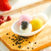 思念速冻 小小玉汤圆黑芝麻、草莓、花生 三合一小汤圆 300g 冬至元宵节 三合一小汤圆（草莓花生黑芝麻）