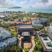 日历房5折，适合家庭入住的非基础房型！三亚亚龙湾华宇度假酒店 亲子房1晚套餐（含2大2小早餐+大堂吧咖啡+指定餐厅8.5折优惠等）