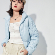 太平鸟短款轻薄羽绒服女年冬季新款时尚多色小个子轻羽绒外套 浅蓝 S