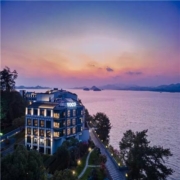 杭州voco千岛湖阳光大酒店 高级房/豪华景观房2晚不可拆套餐（含双早+迷你吧+骑行券+鱼头券等）