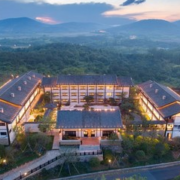看元旦烟火会，全程不加价！常州茅山东方盐湖城松桂里酒店/山居客栈 大/双床房1晚套餐（含双早+景区门票等）