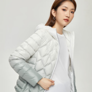 20点！Baleno 班尼路 女士抗连帽轻暖保暖羽绒服 8822308L002