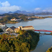 依山傍水，这里是临安小核桃的故乡！杭州中都青山湖畔大酒店 山景高级大/双床房2晚套餐（含双早+餐饮券+棋牌室免费使用1小时）