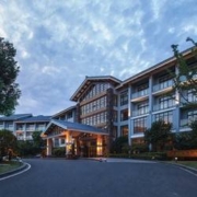 竹海里的露天温泉，真温泉水！江苏天目湖御水温泉度假酒店 园景双床房1晚套餐 含双早+秘制烤鸡半只+天目湖御水温泉双人票