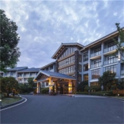 竹海里的露天温泉，真温泉水！江苏天目湖御水温泉度假酒店 园景双床房1晚套餐 含双早+秘制烤鸡半只+天目湖御水温泉双人票