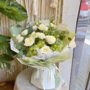 宠小宝 鲜花同城配送 3串提子+白玫瑰