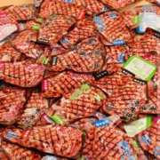 馋小赖手撕素牛排素肉零食大礼包怀旧辣片麻辣味休闲食品旗舰店