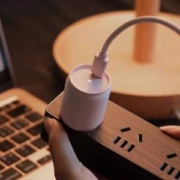 UIBI 柚比 PD20W 快充充电器