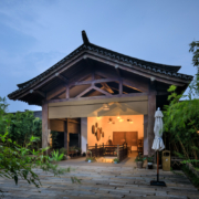 周末逍遥游，去逛古风山镇！常州茅山东方盐湖城景区山居客栈 客栈大/双床房1晚套餐（含双早+双人景区大门票）