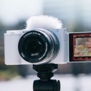 京东百亿补贴：SONY 索尼 ZV-E10 APS-C画幅 微单相机 16-50mm F3.5 OS 颜色随机 套机